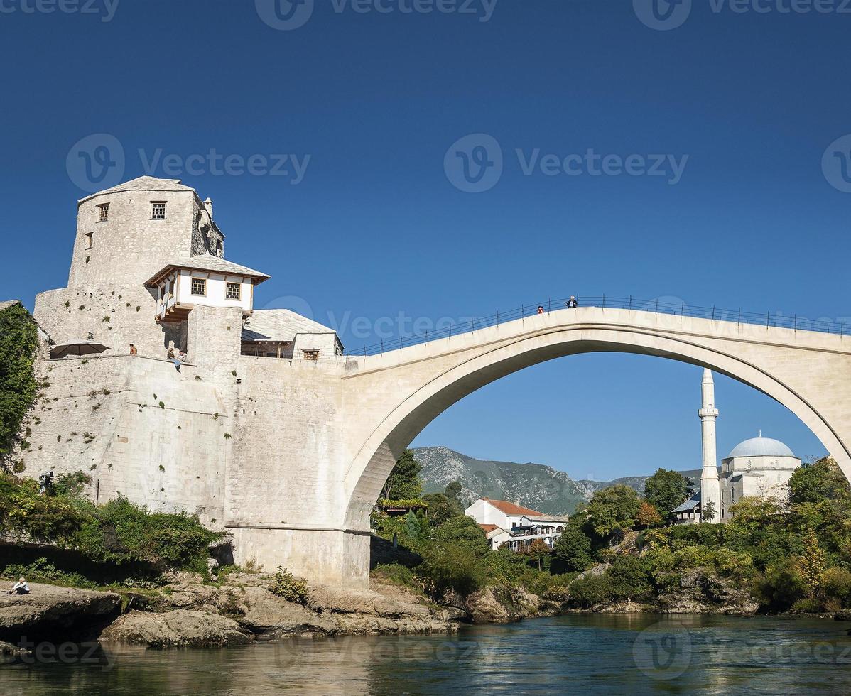 vieux pont célèbre point de repère dans la ville de mostar en bosnie-herzégovine par jour photo