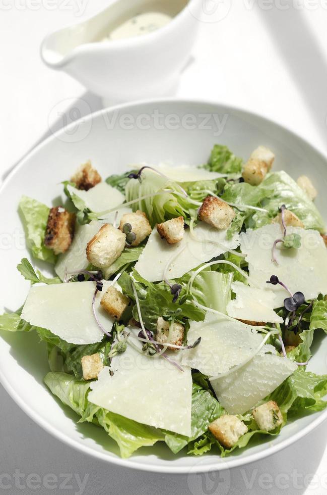 salade césar au parmesan et croûtons sur table en bois photo