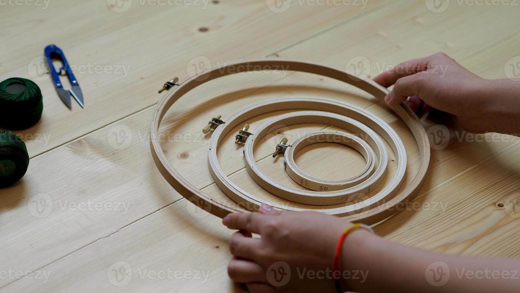 mains de femme et travail artisanal photo