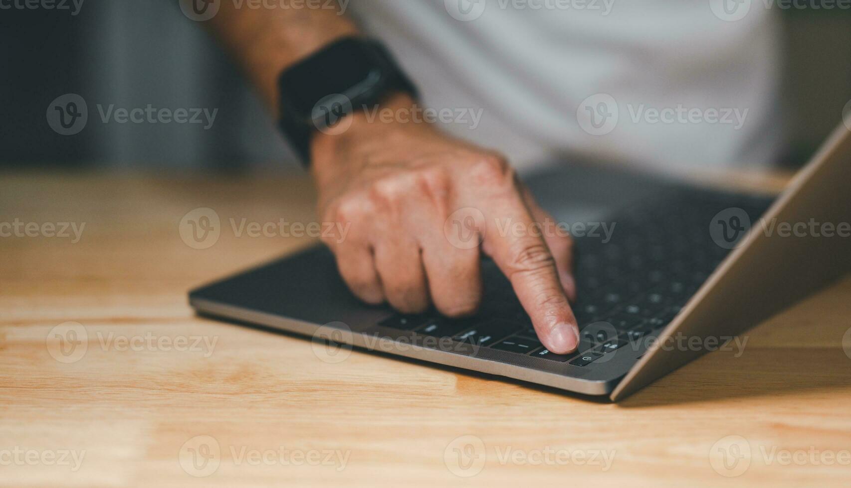 après Cliquez sur économie tout affaires travail utilisation votre doigt à presse le bouton à tour il de pour proche argent carnet ordinateur, mis il sur une bureau, est temps à terminer chaque journée avant Aller maison. proche en haut. photo