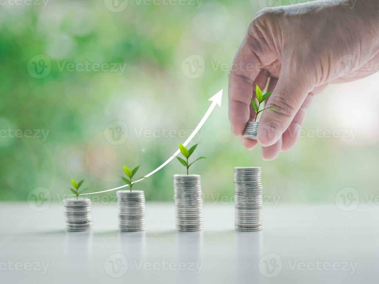 des arbres croissance sur pièces de monnaie. proche en haut de homme d'affaire main empilage pièces de monnaie avec vert bokeh arrière-plan, affaires la finance et argent concept. investissement à croissance en haut de affaires futur à durable. photo