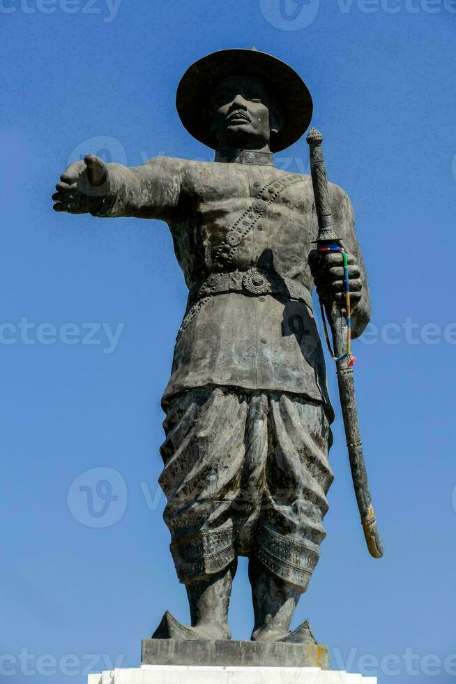 Roi anouvong statue photo