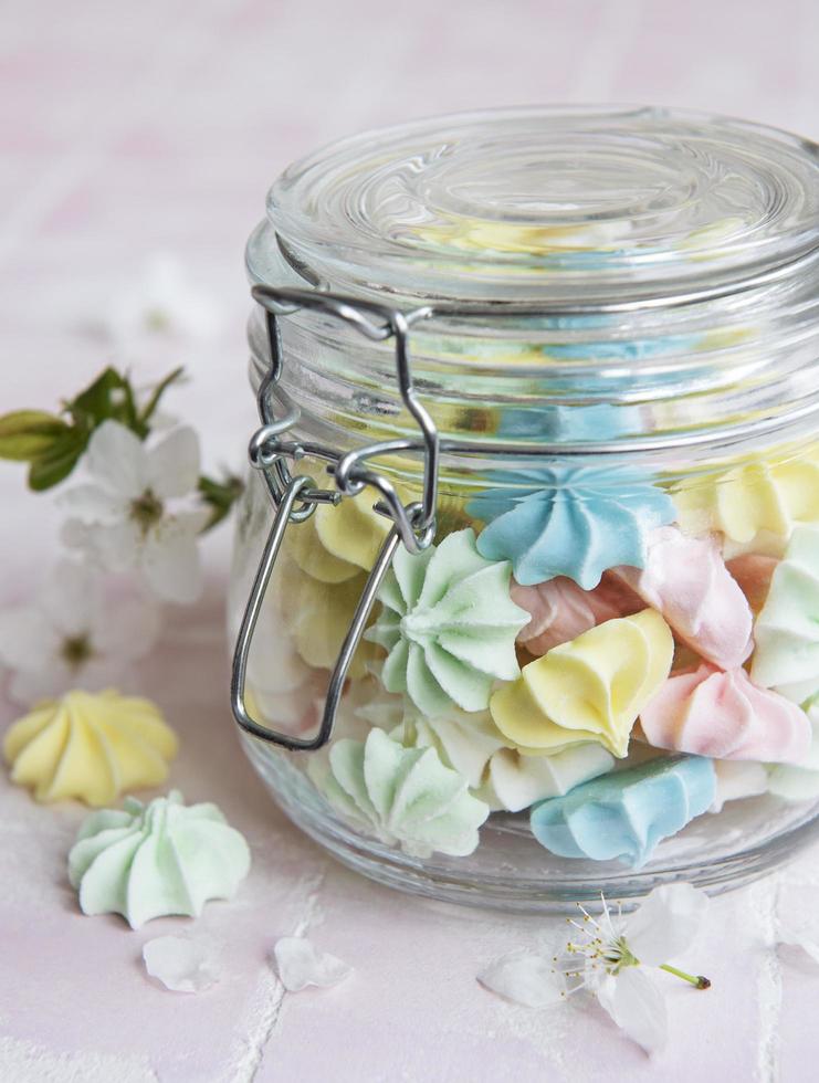 petites meringues colorées dans le bocal en verre photo