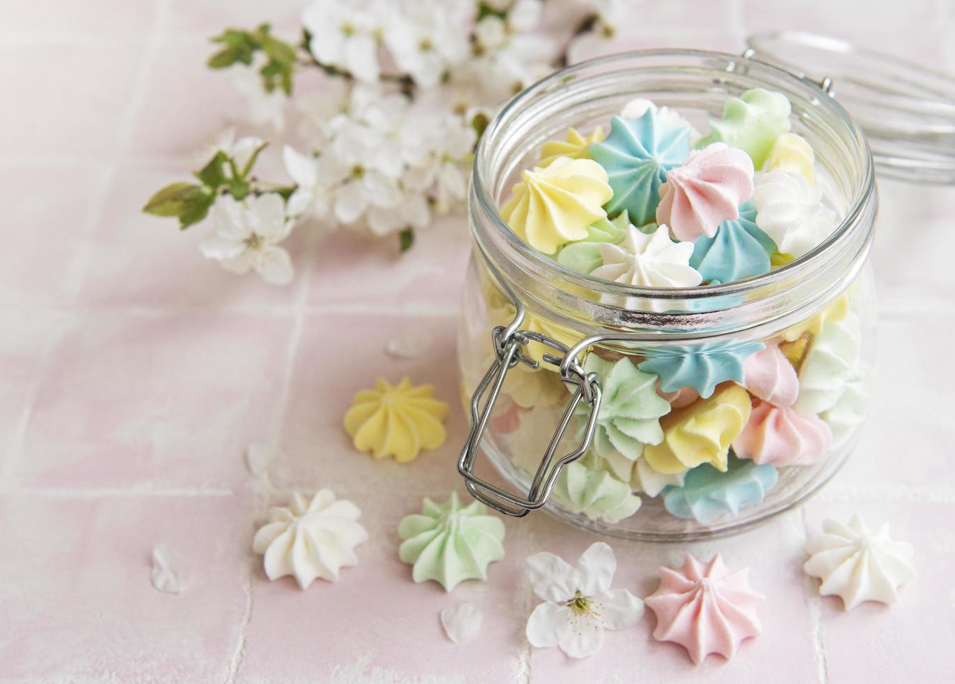 petites meringues colorées dans le bocal en verre photo