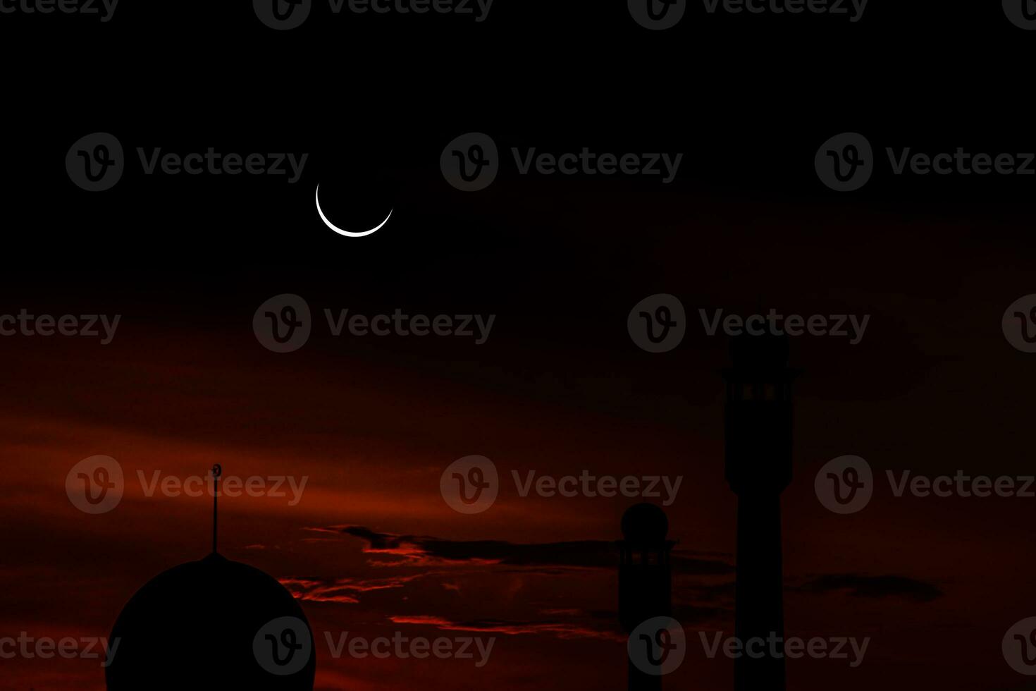 concept le croissant de lune le symbole de l'islam commence l'aïd al fitr. voir la lune dans le ciel nocturne. le ciel du soir et le vaste fleuve dans l'obscurité sont magnifiques. photo