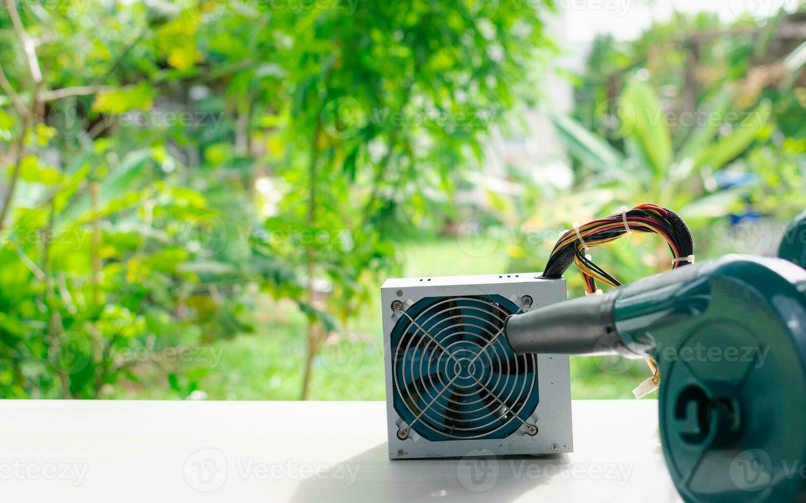 entretien Puissance la fourniture concept. ingénieur professionnel nettoyage Puissance la fourniture ou psu Matériel ordinateur bureau ou PC Extérieur. technicien technique nettoyage de Puissance la fourniture ou psu avec électrique ventilateur photo