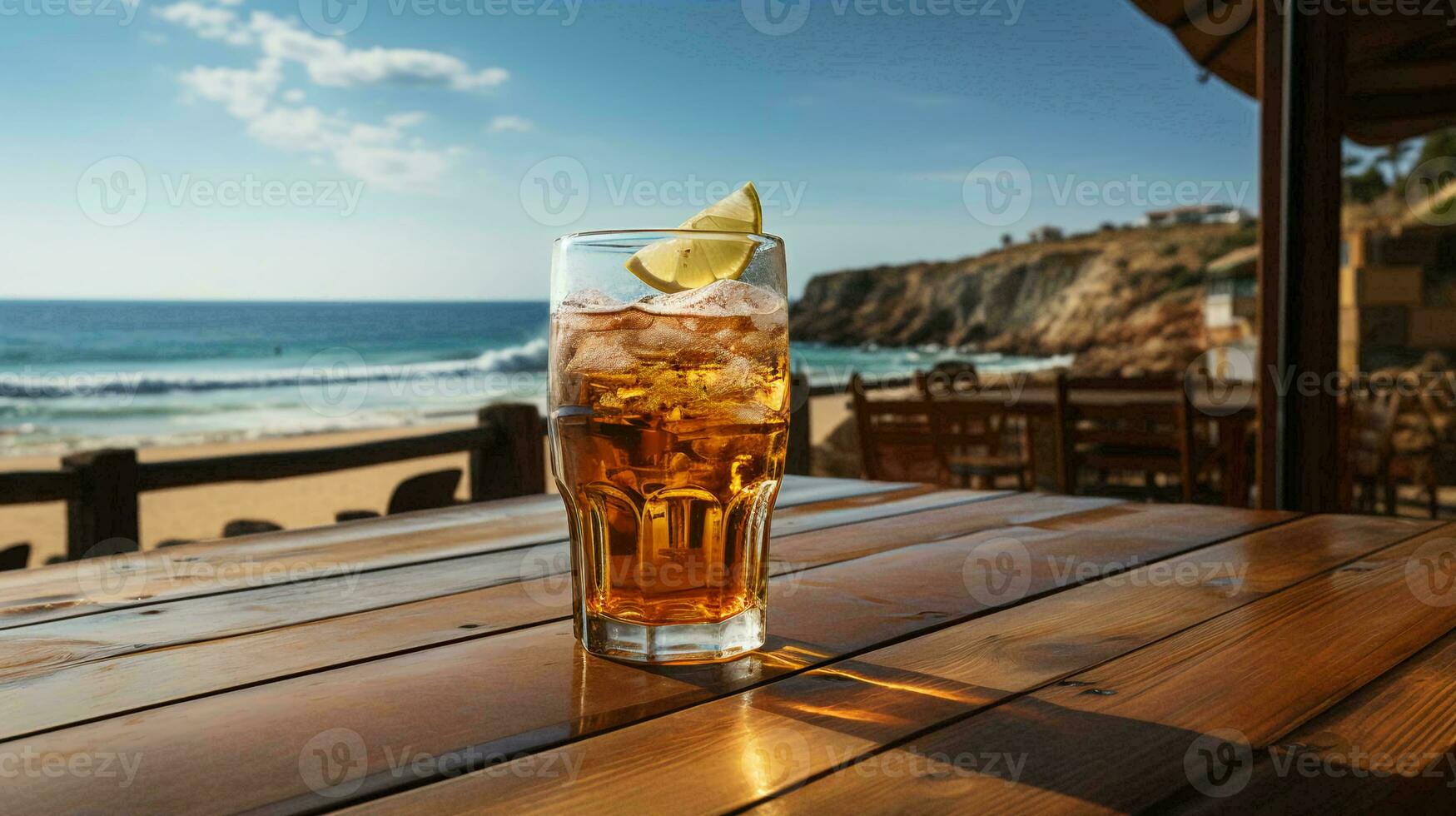 délicieux du froid glacé thé dans une verre sur une table sur le plage dans été photo