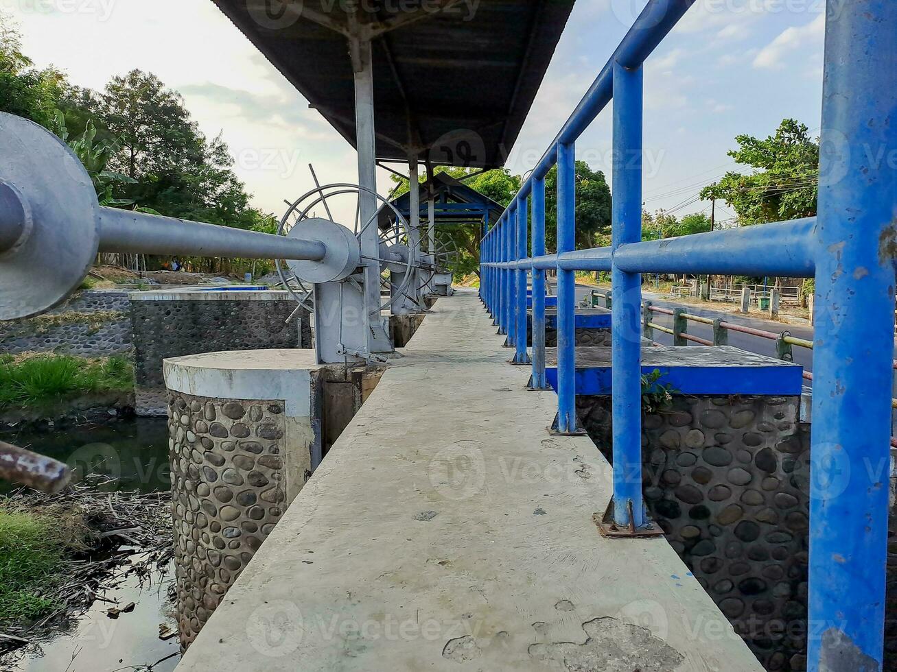 documenter le critique problème de rivière irrigation barrages rempli avec déchets. joindre le mouvement pour nettoyeur voies navigables photo