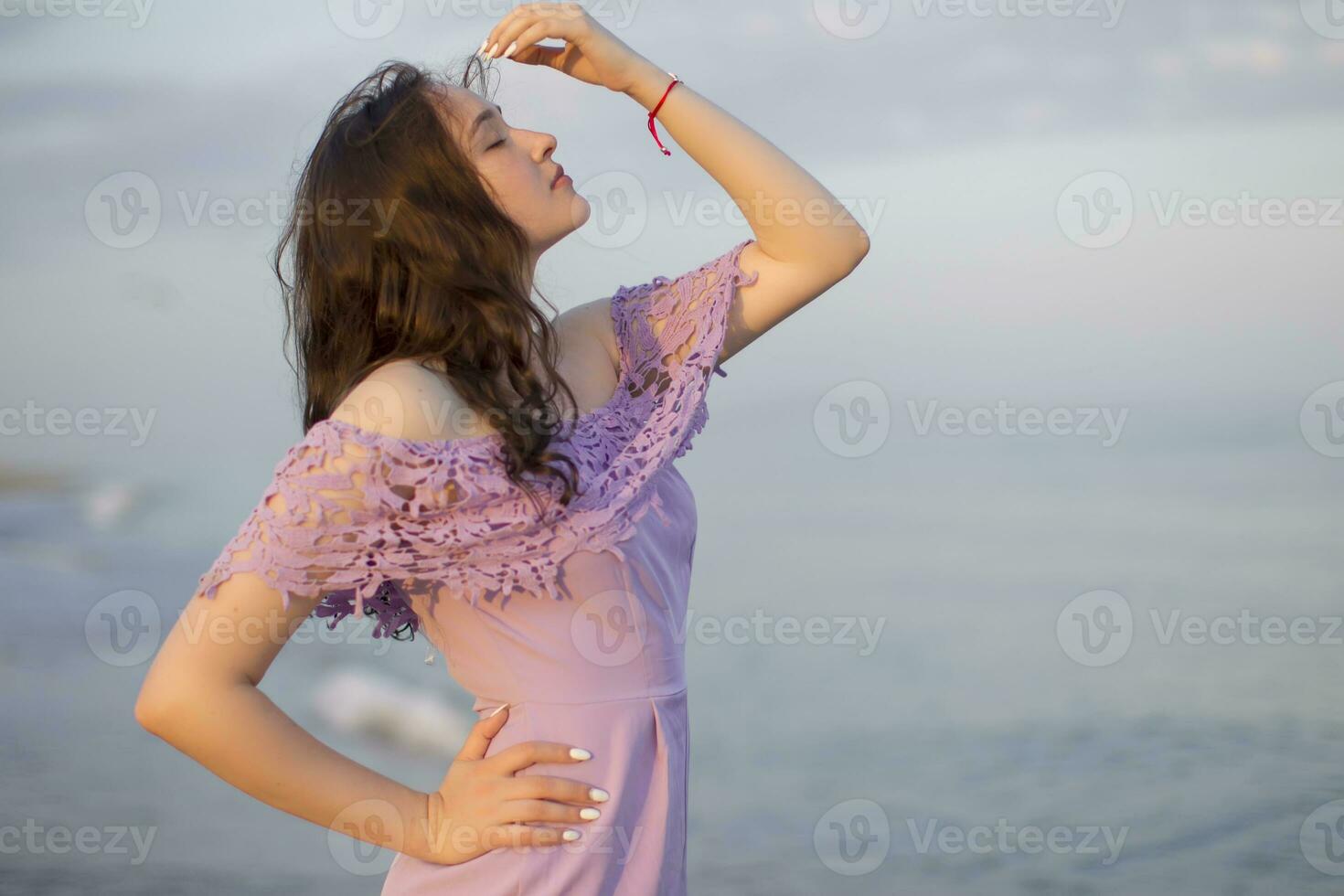 magnifique Jeune fille sur le Contexte de le mer photo