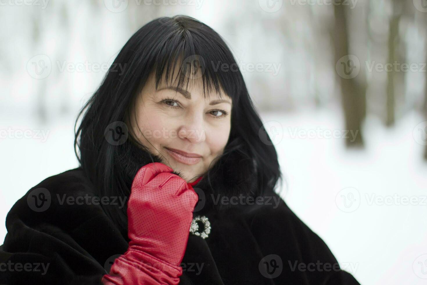 portrait de une magnifique vieux femme dans une fourrure manteau photo