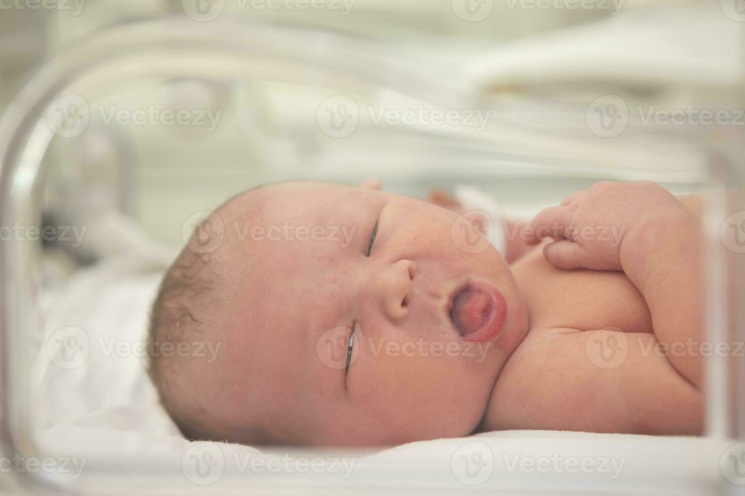 nouveau née bébé dans une médical bébé incubateur. photo