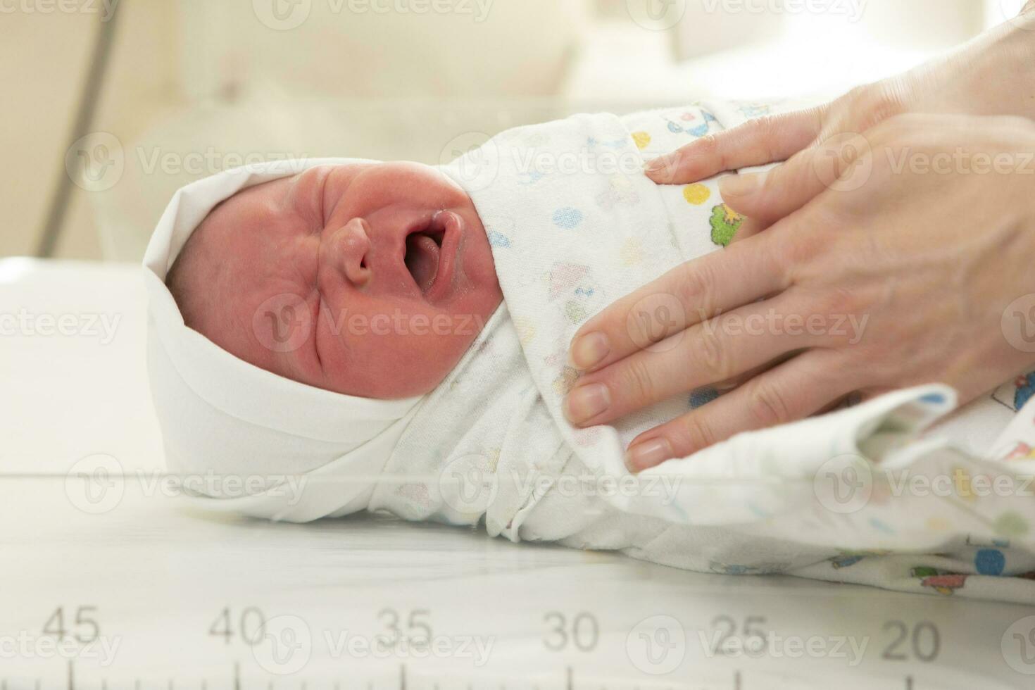 pleurs nouveau née bébé enveloppé dans une couche. photo