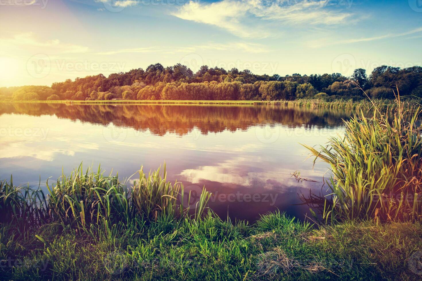 Lac à le coucher du soleil. campagne rural paysage dans Pologne photo