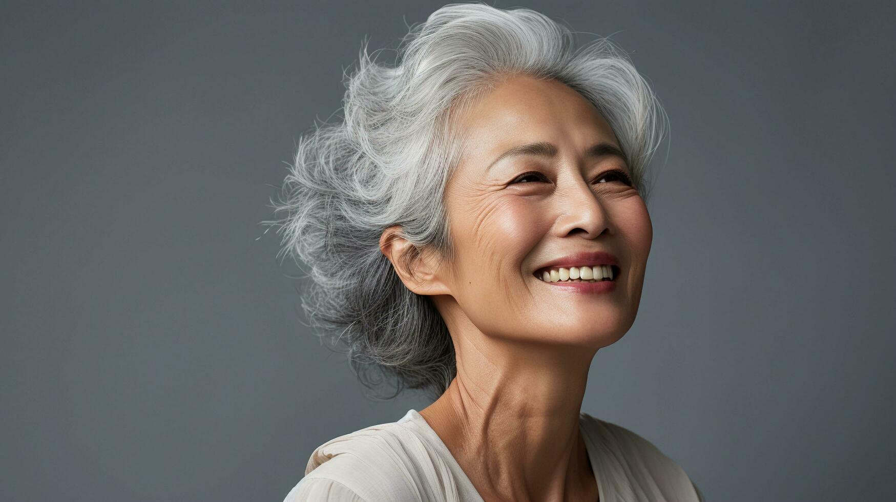 content et souriant attrayant beauté asiatique Sénior femme, isolé sur plaine Contexte studio portrait, ai généré photo