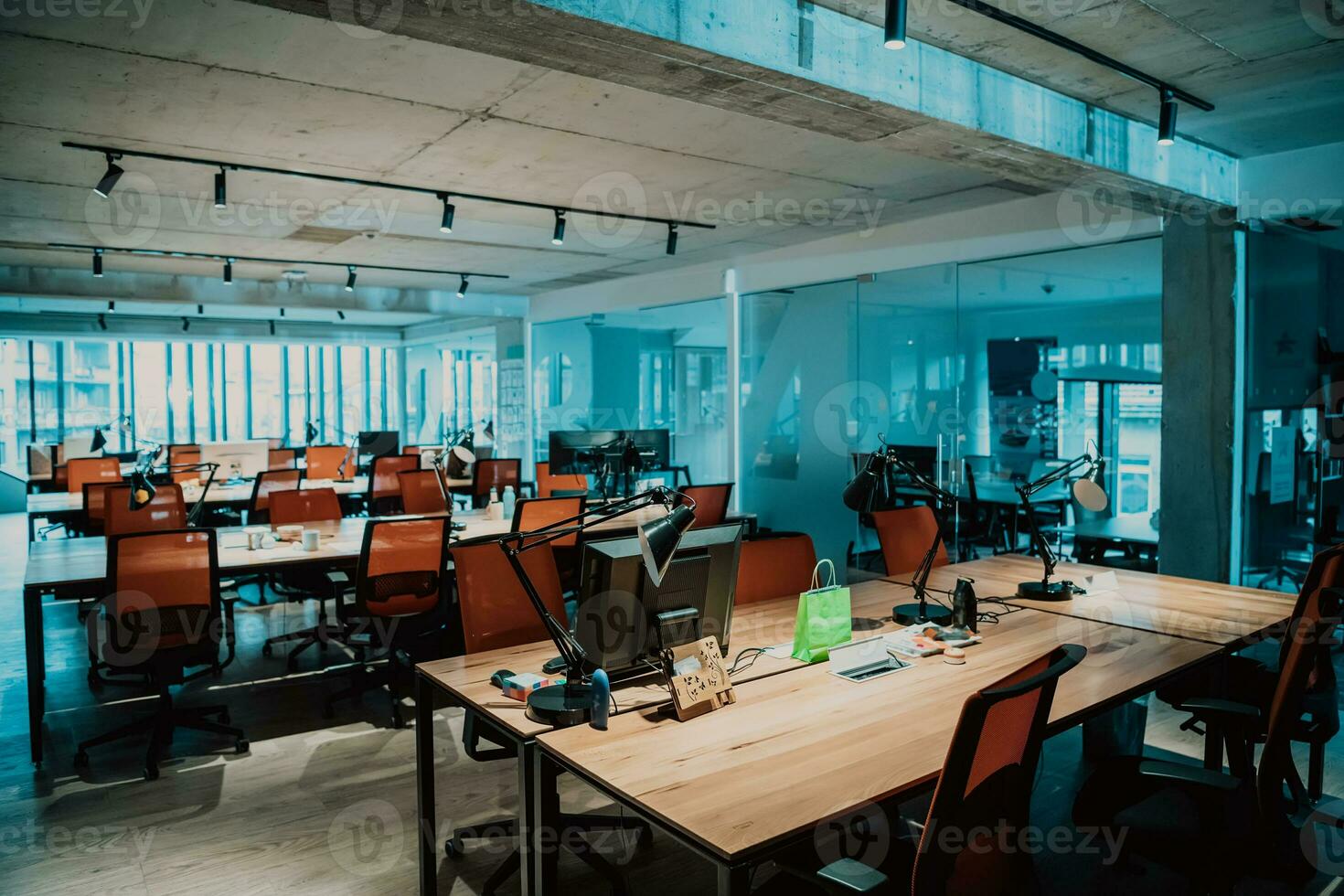 un Bureau avec beaucoup bureaux et chaises photo