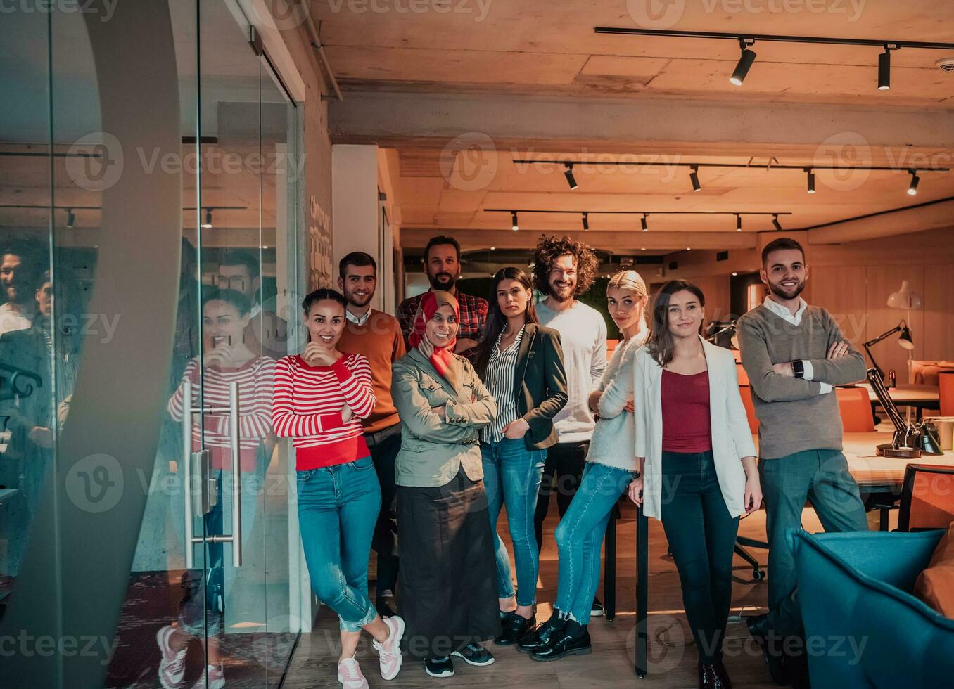 diverse groupe de gens dans le Bureau photo