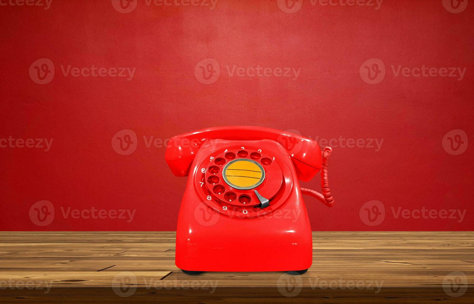 rouge ancien Téléphone sur en bois table avec rouge Contexte photo
