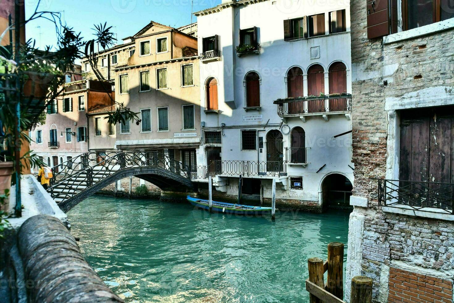 une canal dans Venise avec une pont et bâtiments photo