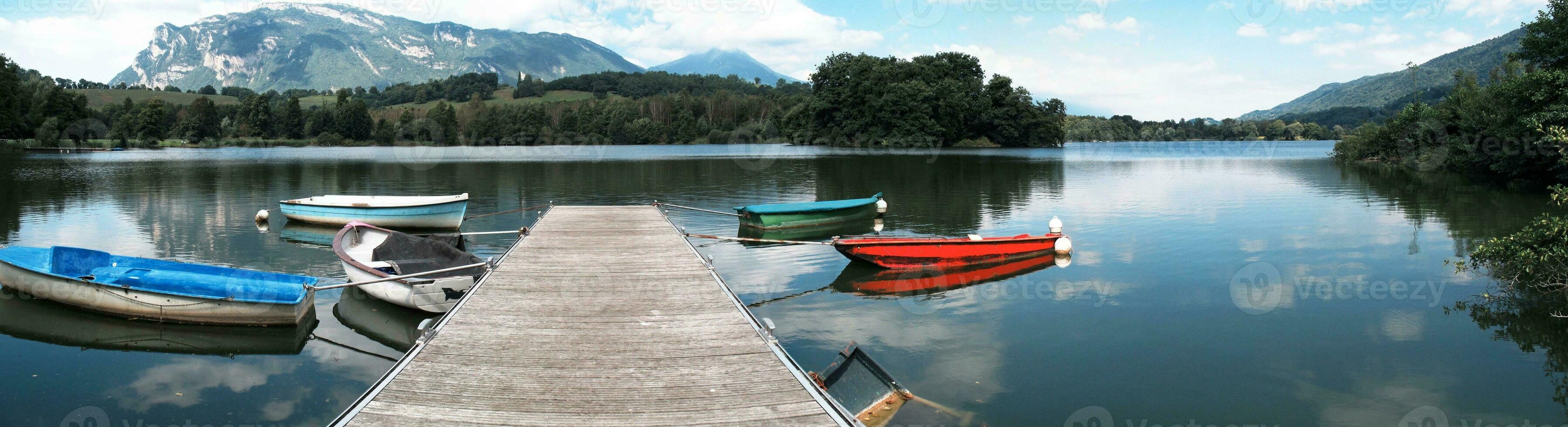 sérénité à Lac Saint Hélène, savoyarde, France photo