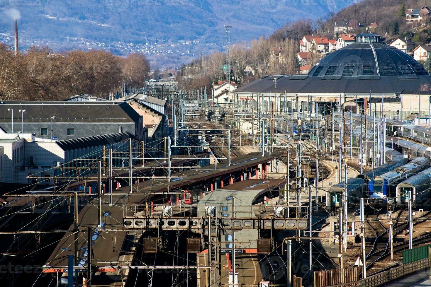 ensoleillé journée à Chambry train station Cassine rotonde dans savoyarde, France photo