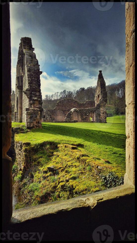 intemporel beauté fontaines une abbaye ruines, Angleterre photo