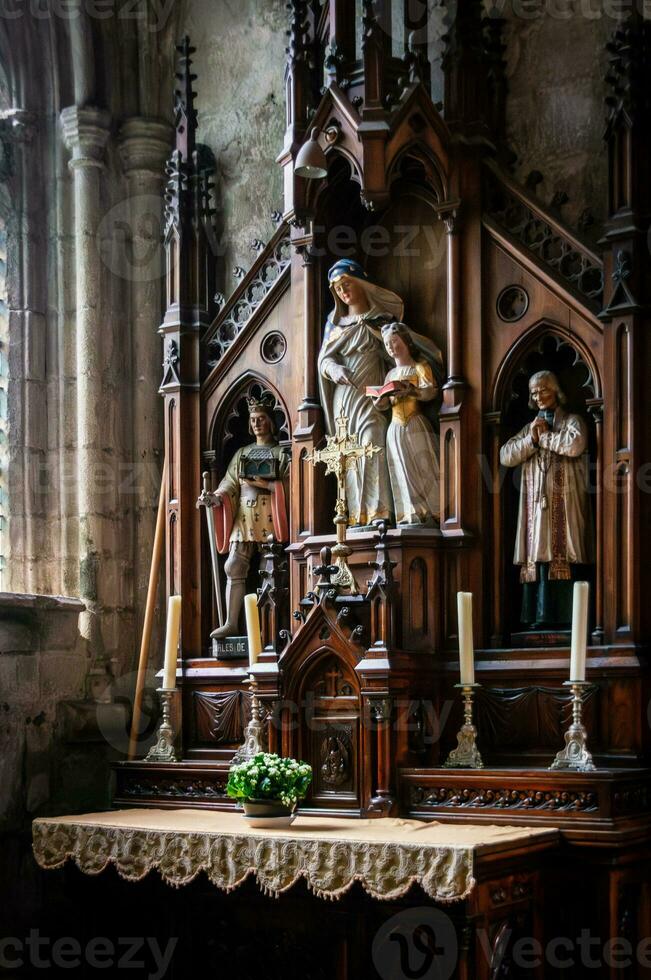 charmant cathédrale intérieur autel dans Bretagne, France photo