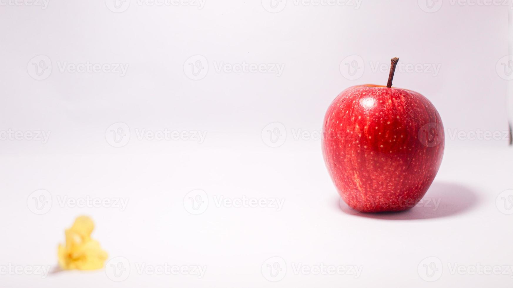 pomme rouge sur fond clair brillant. photo