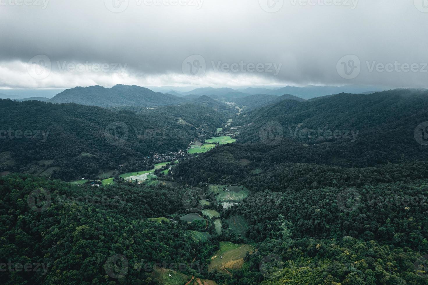 villages et champs dans les montagnes verdoyantes photo