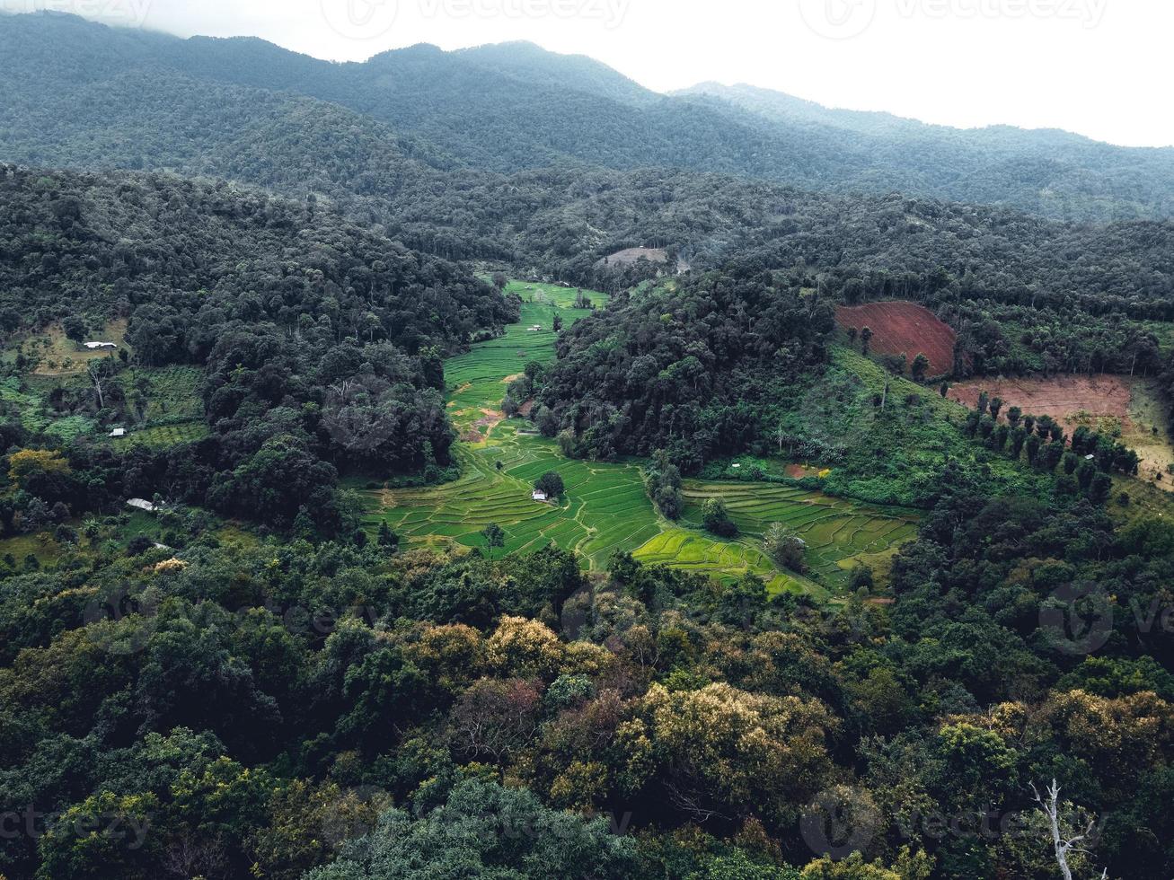 villages et champs dans les montagnes verdoyantes photo