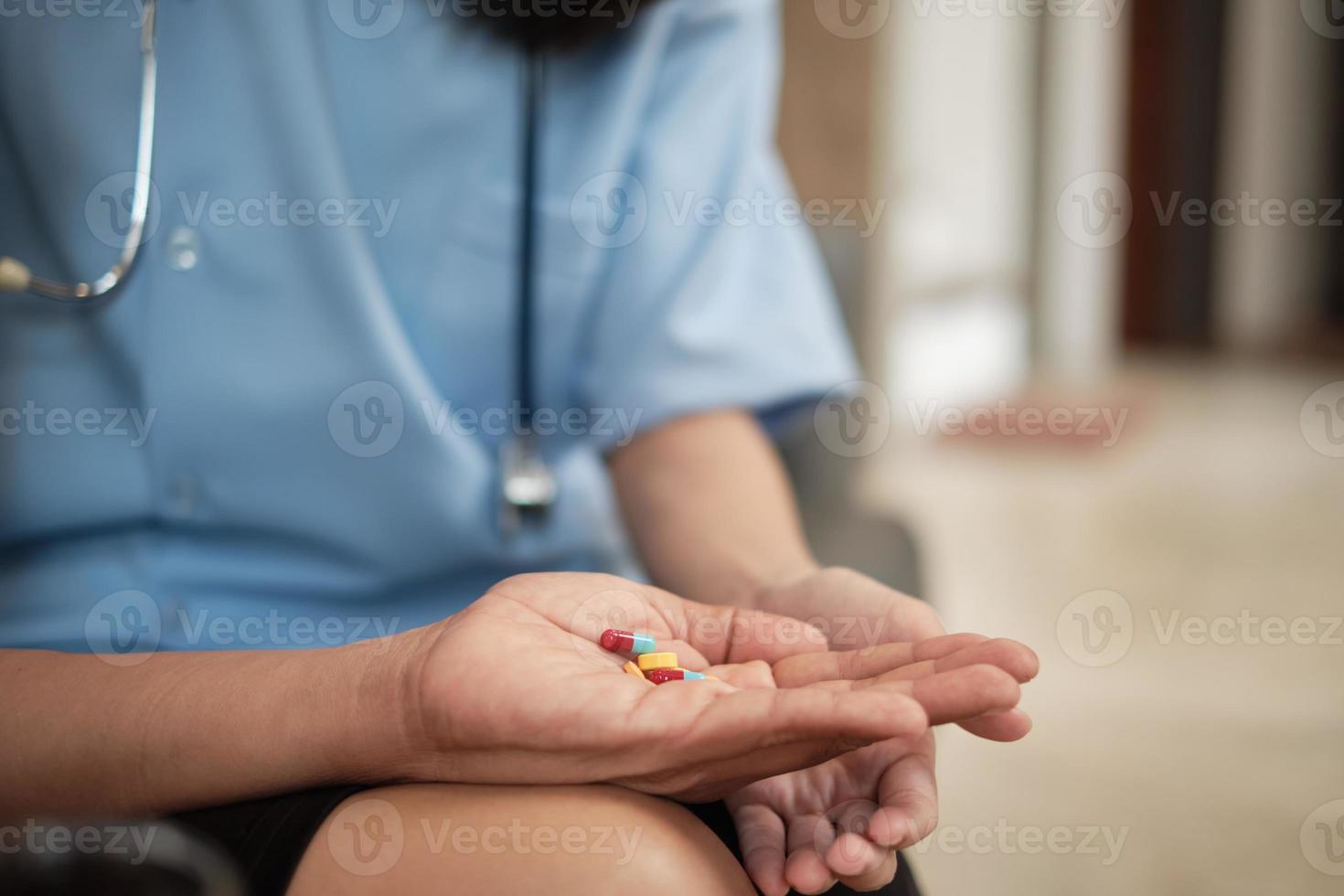 pilules dans la main du patient pendant l'examen d'une femme médecin. photo