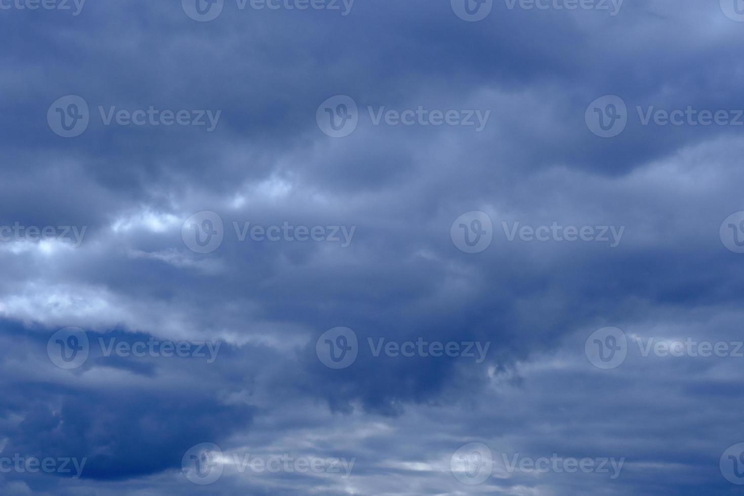 ciel bleu profond dramatique avec des nuages duveteux photo