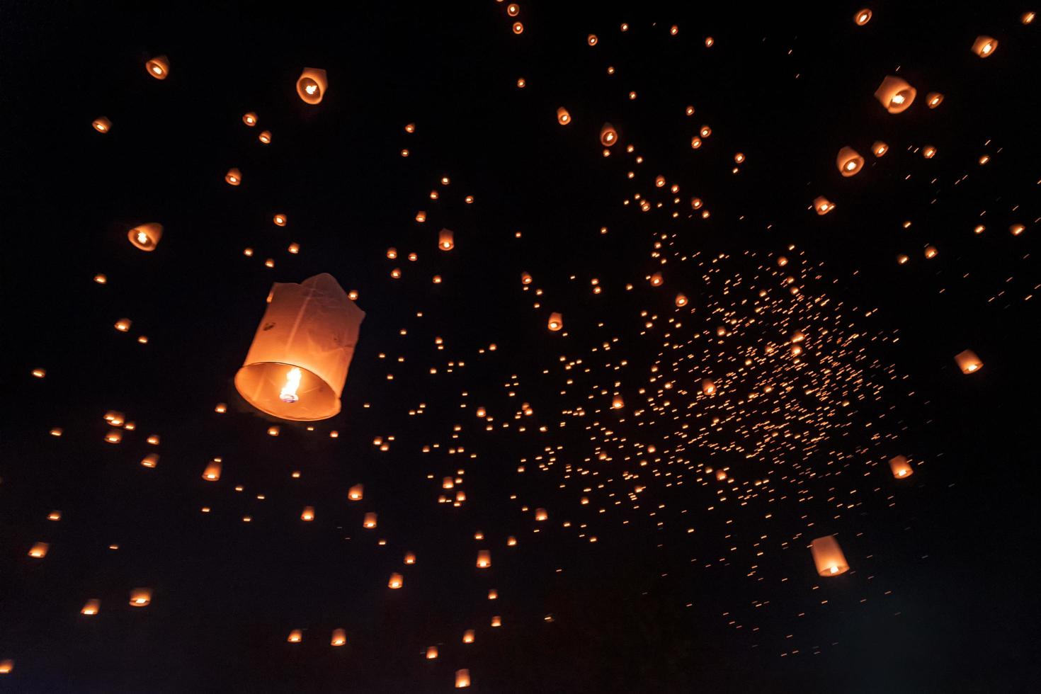 lanternes flottantes sur le ciel au festival de loy krathong photo