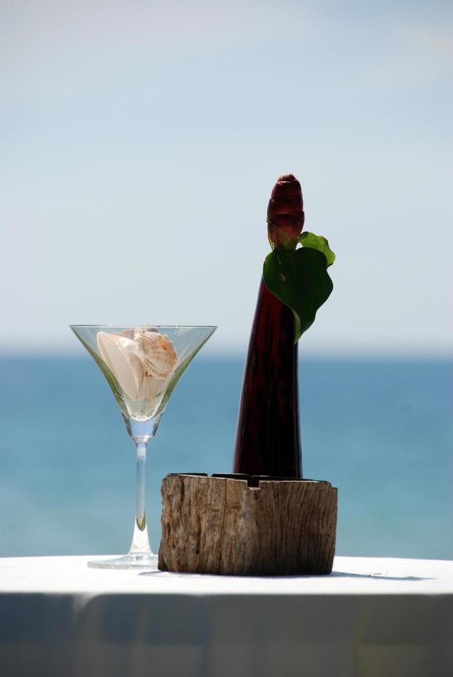 coquillages dans un verre sur la table. photo