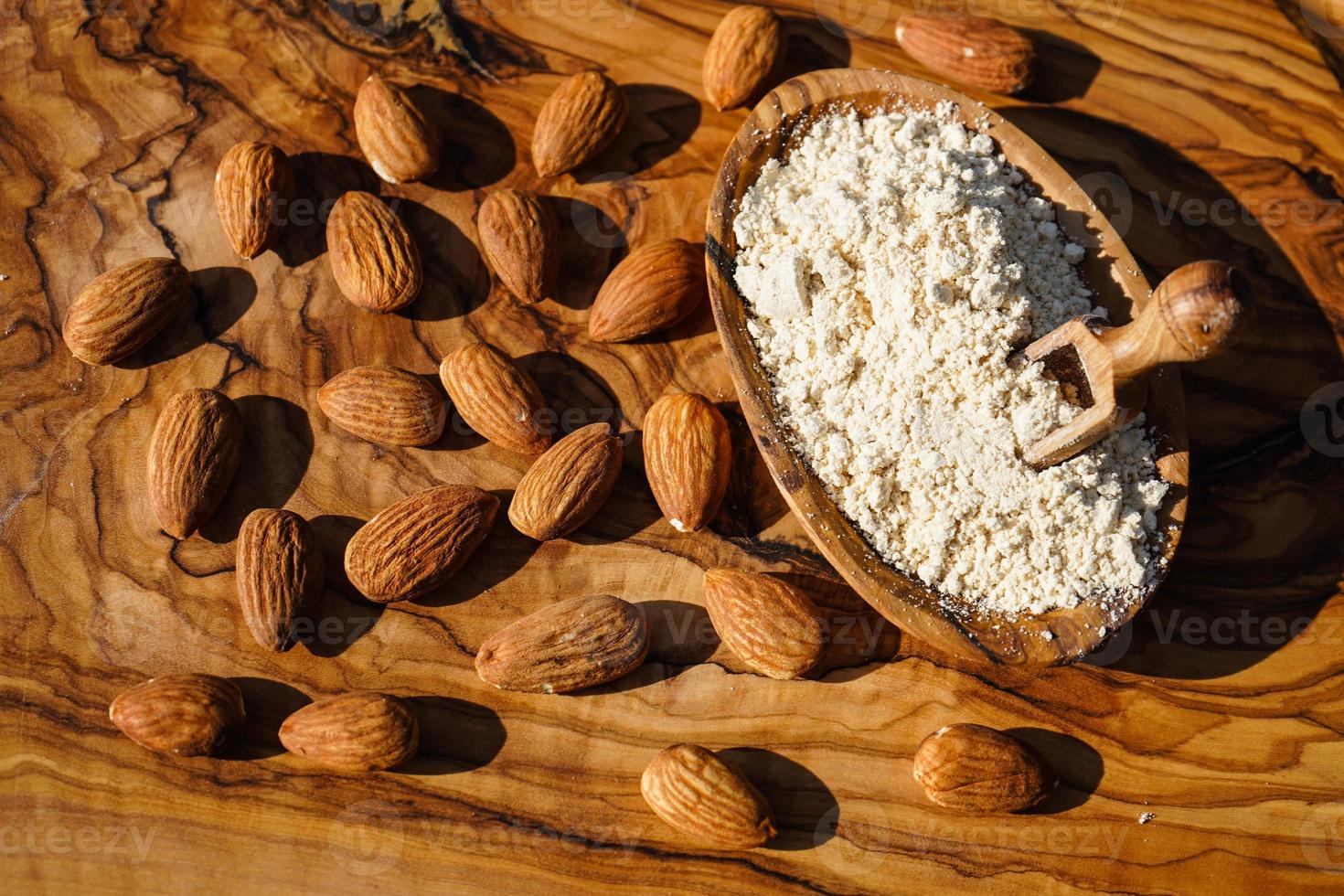 un tas d'amandes décortiquées sur bois d'olivier photo