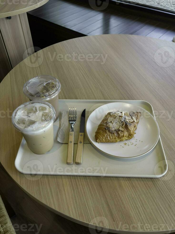 Frais cuit amande croissant et café petit déjeuner photo