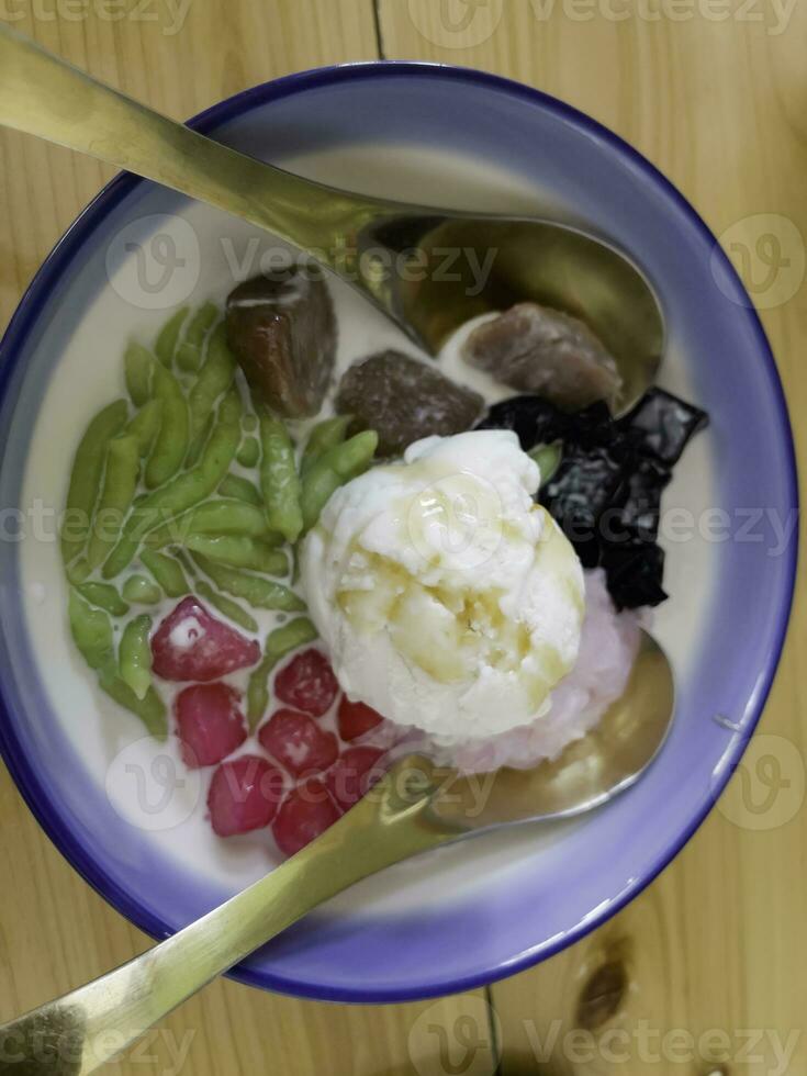 thaïlandais dessert avec noix de coco Lait et crème glacée bol photo