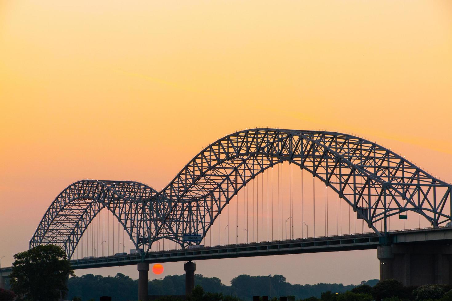 Pont Hernando Desoto sur le fleuve Mississippi au crépuscule photo