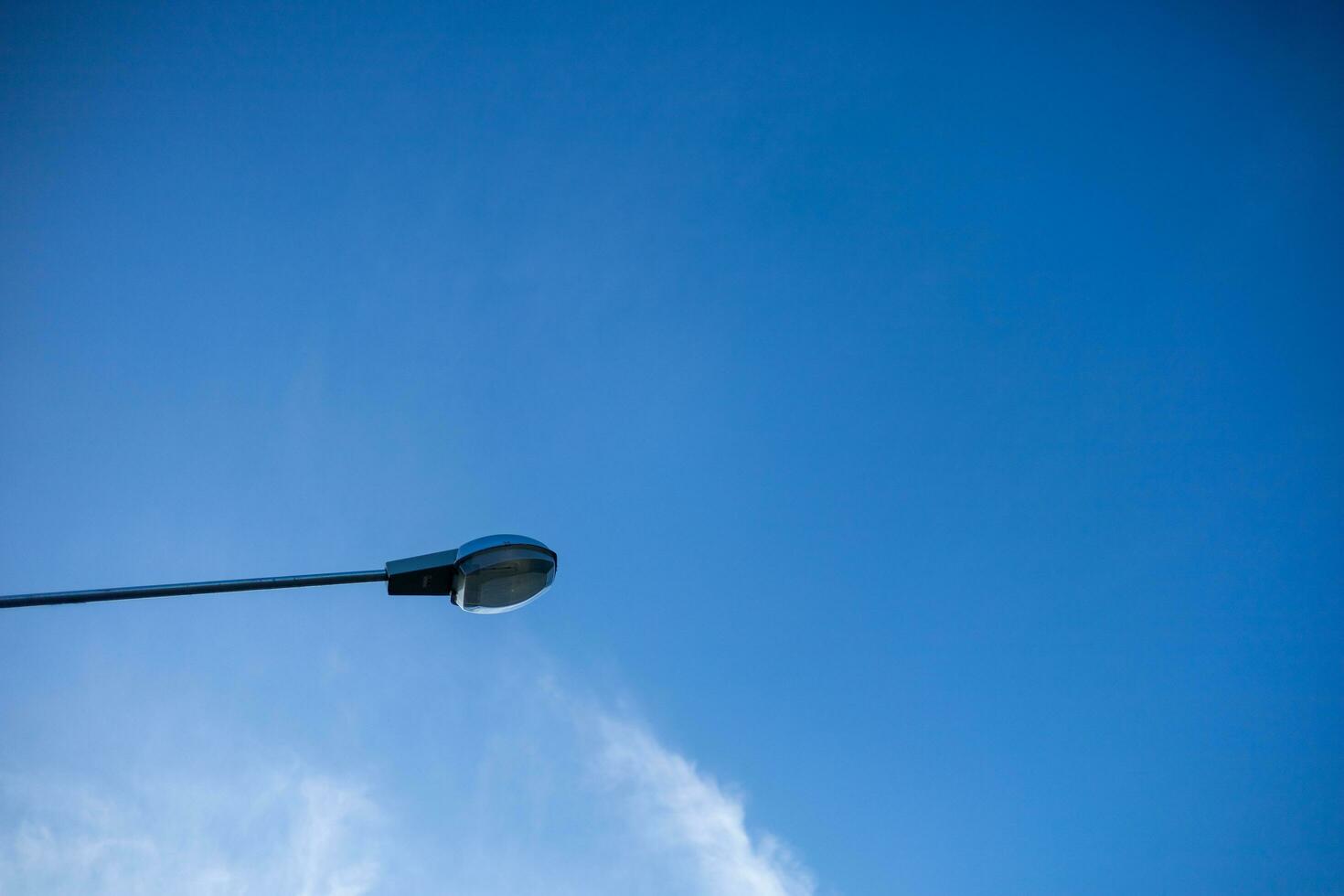 électrique lumière ampoule sur le côté de le route au dessus est le bleu ciel. photo