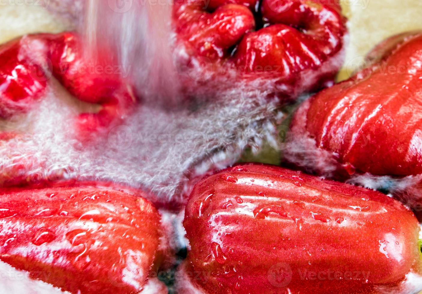 laver la pomme rose dans l'eau photo