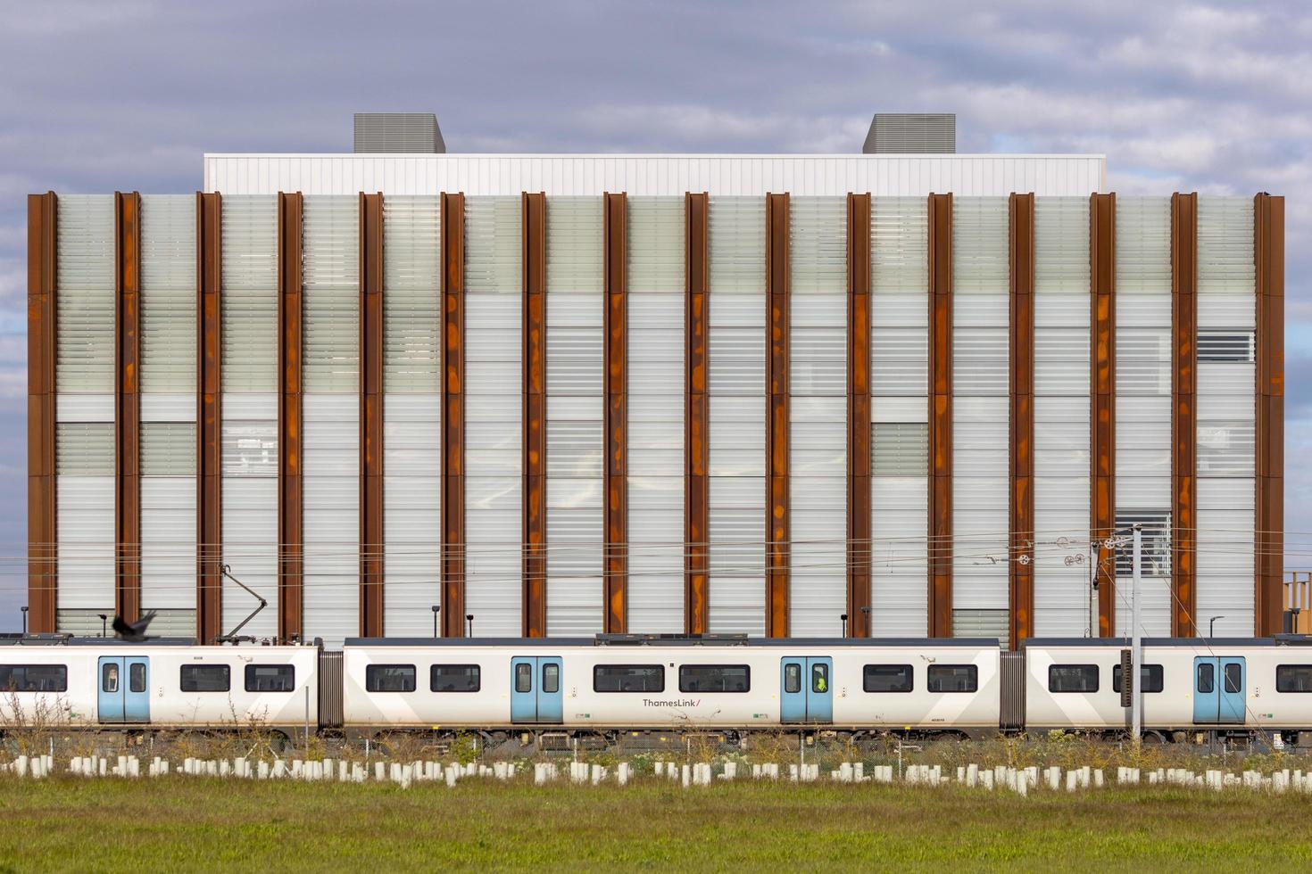 façade de bâtiment industriel, avec train photo