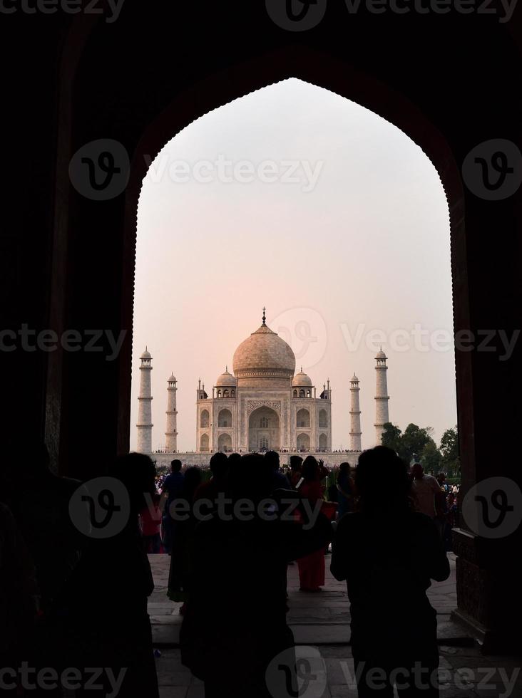 le taj mahal et la foule photo