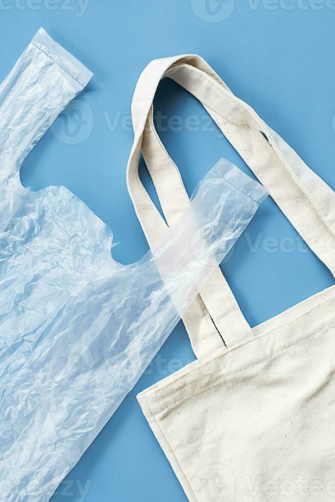 choisir réutilisable fourre-tout sac ou jetable Plastique sac. photo