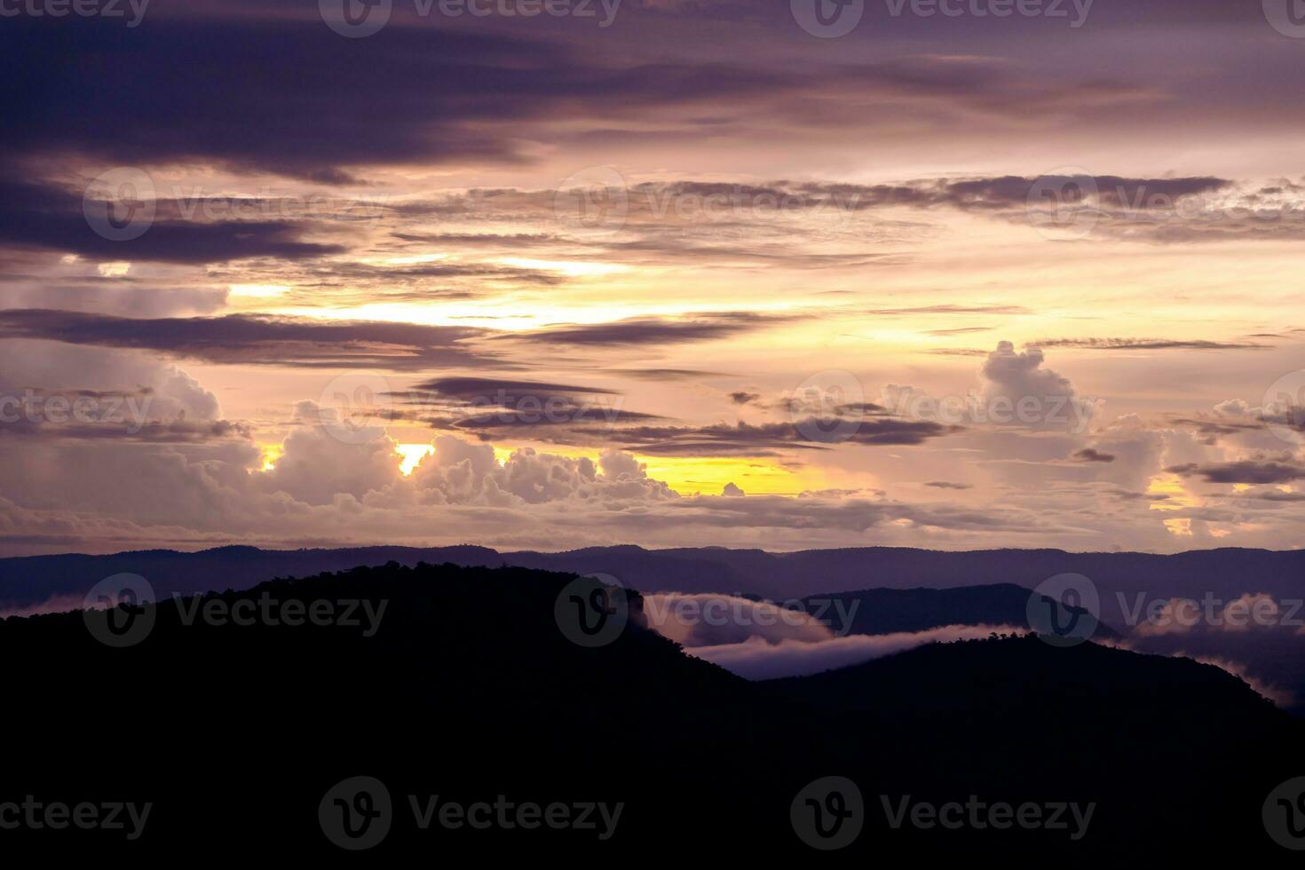 le ciel a magnifique couleurs lorsque il captures le Matin Soleil à pha mo e putain. photo