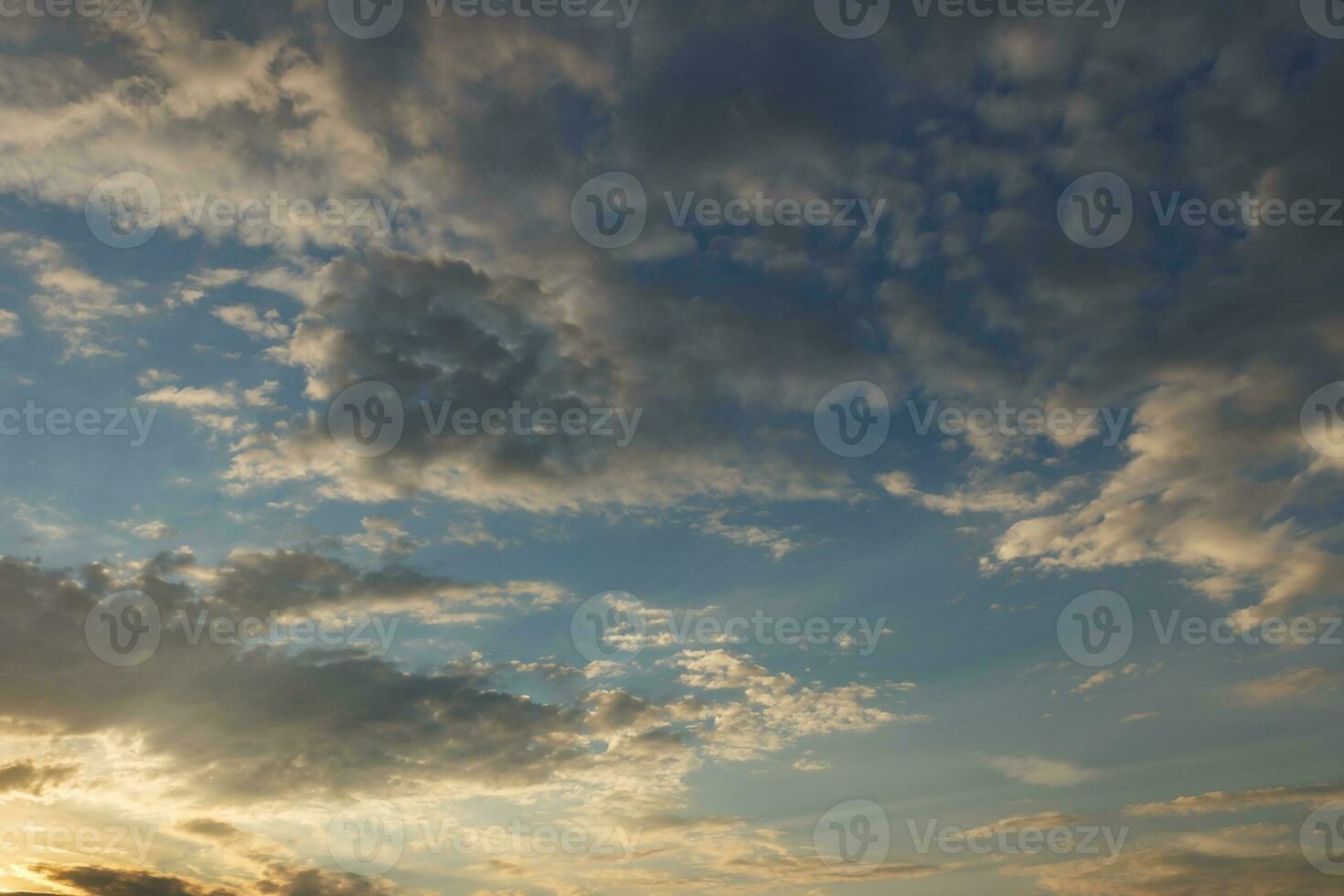 soir ciel avec des nuages. photo