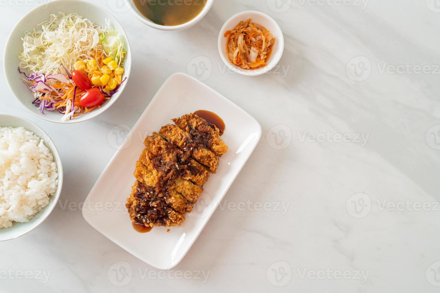 tonkatsu - escalope de porc japonaise frite avec un ensemble de riz photo