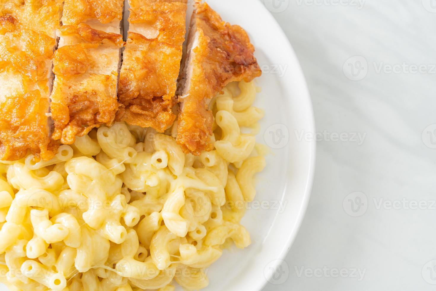 macaroni au fromage avec poulet frit photo