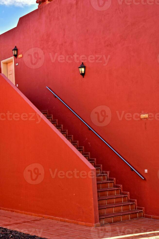 escalier cette pistes en haut à le à l'extérieur de une petit colonial bâtiment photo