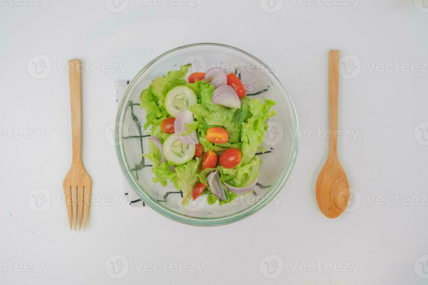 cuisine - femme fabrication Frais biologique légume salade dans le cuisine. femelle mains en train de préparer délicieux en bonne santé nourriture à maison, mélange des légumes dans une bol, fermer. photo