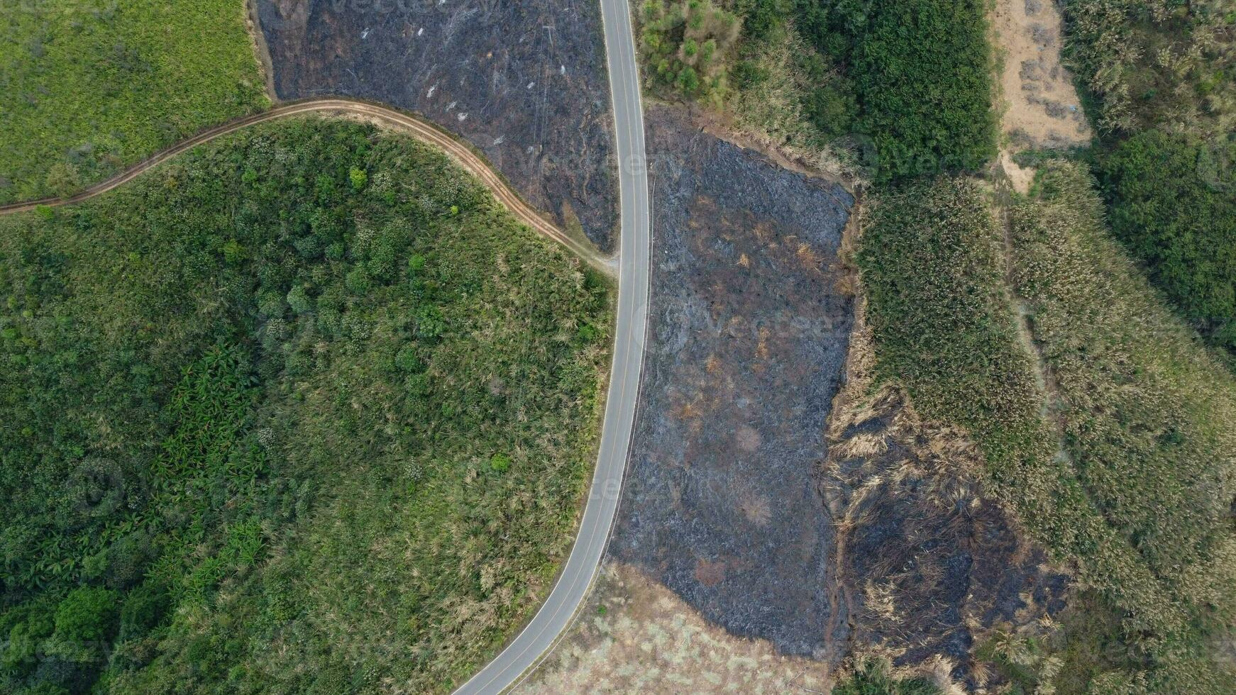 Montagne détruit par Humain pour cultiver les plantes. aérien vue de montagnes couvert dans brume de brûlant les forêts. zones avec dense smog et couvert avec pm2.5. air la pollution et écologique problèmes photo