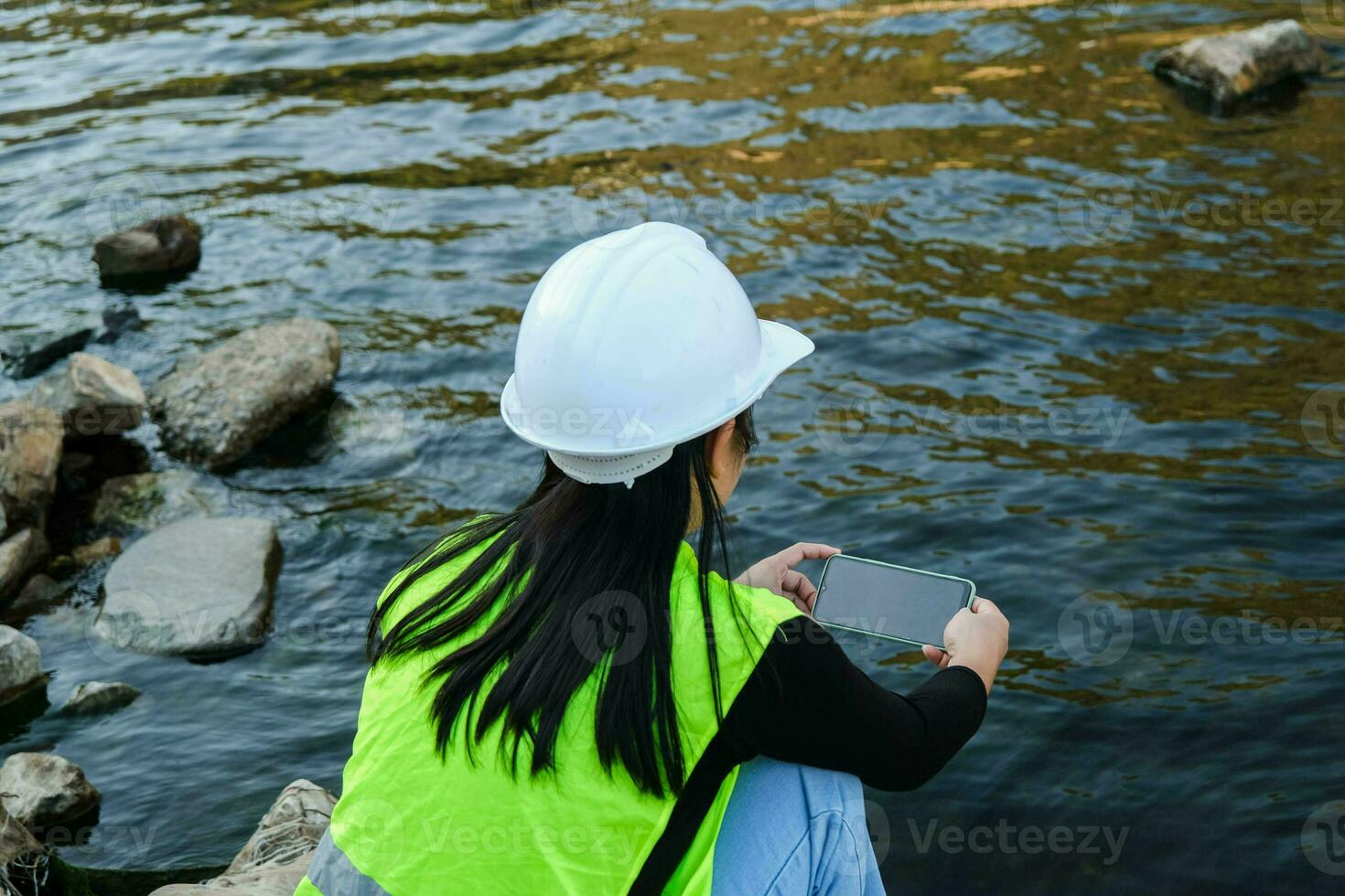 environnement ingénieur les usages une mobile téléphone à record l'eau une analyse Les données dans barrage. écologistes collecte l'eau échantillons de le barrage à vérifier pour contamination. l'eau et écologie concept photo